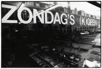 402713 Afbeelding van het opschrift Zondag's (k)open op de etalage van de Joods-vegetarische levensmiddelenwinkel Milk ...